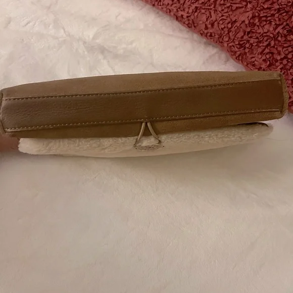❤️SOLD❤️UGG Shearing / Suede Crossbody Bag - Picture 4 of 9